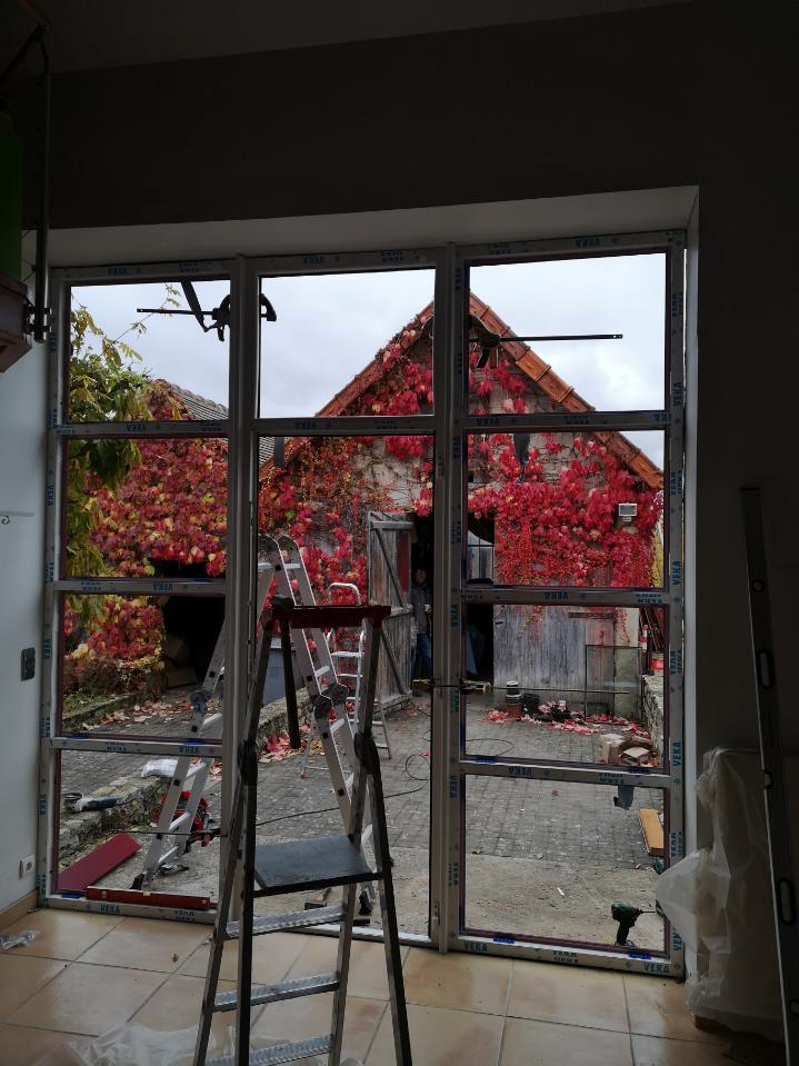 Résidence collective en construction · lot menuiseries